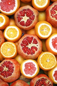 Granatäpfel und Orangen
