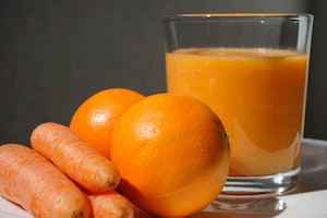 Karotten und Orangen-Saft